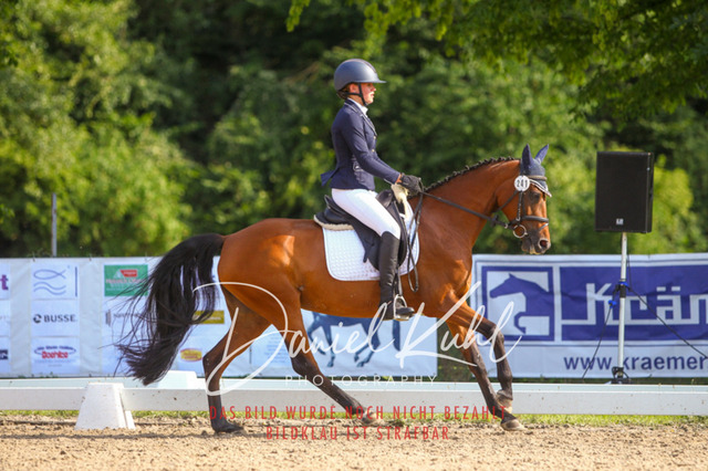 DKP43078 | Turnierfotos kaufen im Webshop von Daniel Kuhl Photography – entdecke professionelle Reitsportfotos aus Turnieren & Events. Hochwertige Turnierbilder online bestellen & sichern. Jetzt Fotos von Reitsportturnieren kaufen!