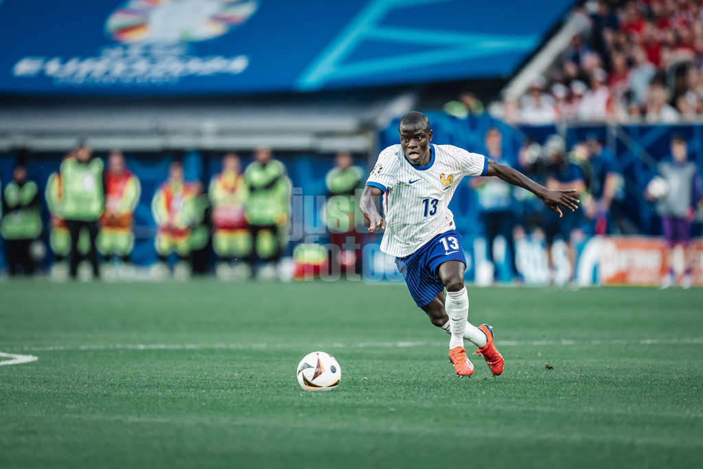 Fußball | Herren | UEFA-Fußball-Europameisterschaft 2024 | Gruppe D | Österreich vs. Frankreich | 17.06.2024 | N'Golo Kante (#13, Frankreich) mit dem Ball