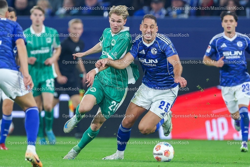 S0426092501155 | 25.09.2025, Fußball, FC Schalke 04 - SpVgg Greuther Fürth, 7.Spieltag, 2. Fußball Bundesliga, Veltins-Arena Gelsenkirchen, Saison 2025 2026: Marco John&nbsp;(Greuther Fürth #24) im Zweikampf gegen  Nikola Katic&nbsp;(Schalke04 #25) DFB regulations prohibit any use of photographs as image sequences and or quasi-video.