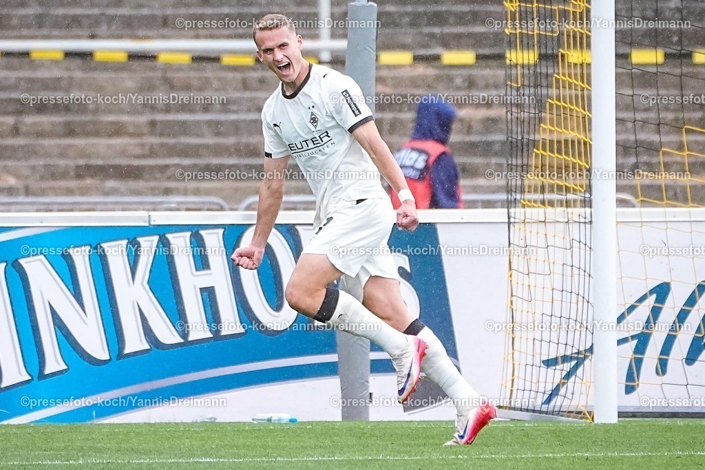 xydrx30082501004 | 30.08.2025, xydrx, Fußball, Regionalliga West, Borussia Dortmund II - Borussia Mönchengladbach II , Saison 2025 2026, Stadion Rote Erde: Torjubel nach dem Tor zum 1:0 für Borussia Mönchengladbach II durch Torschütze Jan Urbich (Borussia Mönchengladbach II #11)