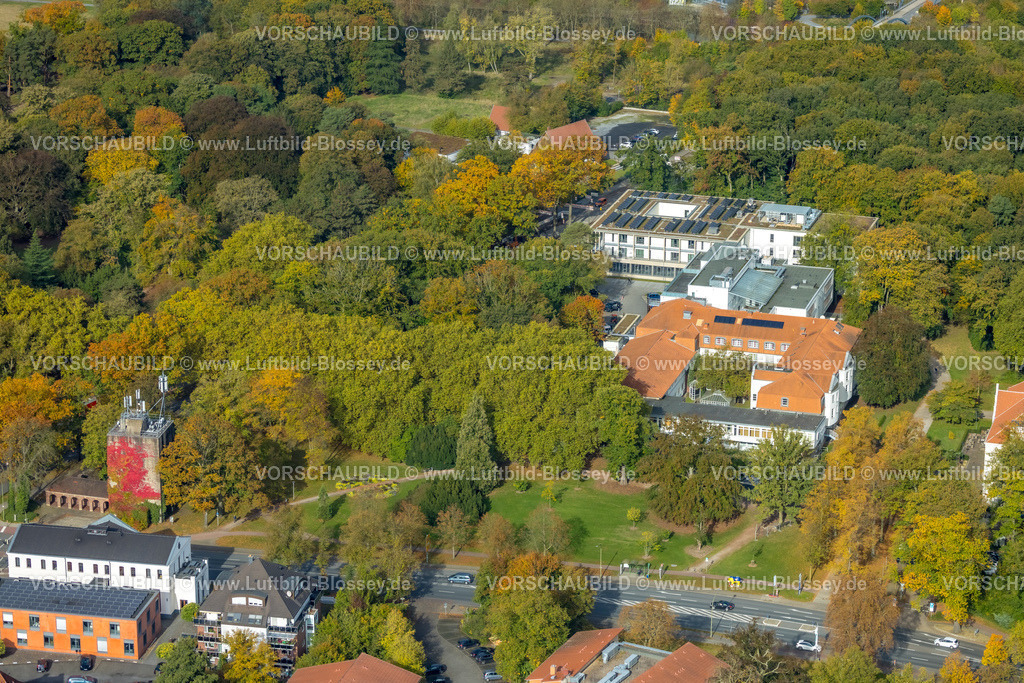 Hamm241015384 | Luftbild, MVZ Prof. Dr. Uhlenbrock und Partner - Standort Hamm Kurpark, Klinik für Manuelle Therapie, ehemaliger Luftschutzbunker Ostenallee mit Movblfunk-Antennen, herbstliche Bäume, Uentrop, Hamm, Ruhrgebiet, Nordrhein-Westfalen, Deutschland
