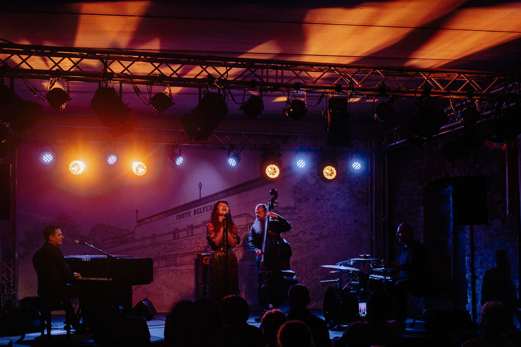 Maria Markesini Konzert | Maria Markesini meets Klazz Brothers im Forte Belvedere Leisnig zum Festival Hallo Leisnig 2022. - Realisiert mit Pictrs.com