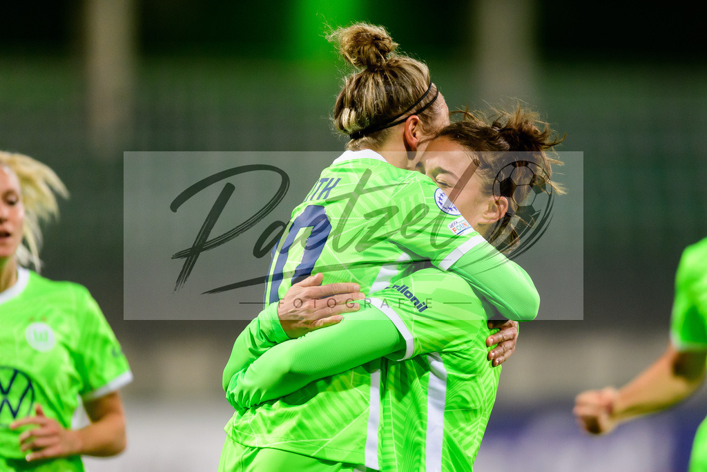 WOBSER20211013_012 | Fussball, Frauen: Svenja Huth (VfL Wolfsburg) Torjubel, jubelt mit seiner Mannschaft nach dem Treffer zum 1:0 beim Spiel der UEFA Women´s Champions League zwischen VfL Wolfsburg und Servette FC im AOK-Stadion am 13.10.2021 in Wolfsburg, Deutschland. - Realisiert mit Pictrs.com