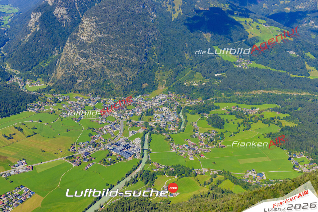 Luftaufnahme von Sankt Martin bei Lofer - Die Luftaufnahme wurde 2025 vom UL-Flugzeug heraus erstellt ( keine Drohne ) - Hochauflösende Luftaufnahme - für professionelle Ausdrucke geeignet. Die Geschenkidee !Mit Lizenz und Bildrechte bestellbar