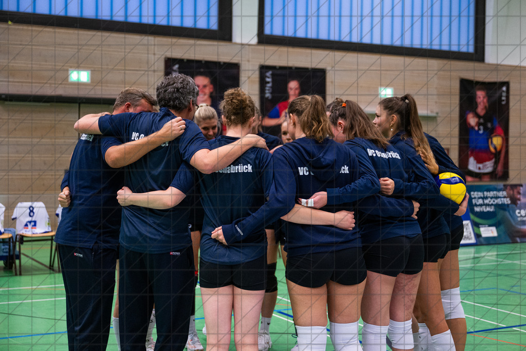 2. VBLF Nord 25/26 | Spiel 4017 | VC Osnabrück vs. Potsdam II | Volleyballclub Osnabrück e.V.  //  25.10.25: 2. VBLF Nord 25/26 | Spiel 4017 | VC Osnabrück vs. Potsdam II / Osnabrück / Deutschland  //   CREDIT:www.bullenfotos.de, Martin König, Hörner Weg 40, D-49078 Osnabrück, +4917663732967 // Nutzung und Weitergabe nur zu den vereinbarten Zwecken. Presseanfragen an Ersteller. Alle Rechte beim Ersteller. Honorierung nach MFM. - Realisiert mit Pictrs.com