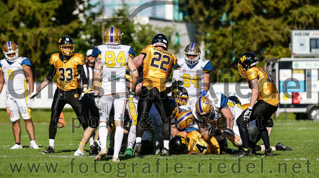 2022-05-14_123_Erding_Bulls_gegen_Munich_Cowboys_2 | Erding, Deutschland, 14.05.2022:
Fußball, Regionalliga 2022, 3. Spieltag, Erding Bulls gegen Munich Cowboys 2, Endergebnis: 20:30

Philipp Steigele (Erding Bulls, #84), Ersen Akin (Erding Bulls, #64)

Foto: Christian Riedel / fotografie-riedel.net