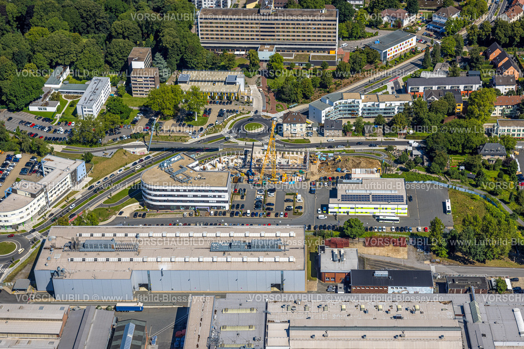 Witten230800490 | Luftbild, Neubaugebiet, neuer Kreisverkehr Pferdebachstraße am EVK Krankenhaus und Ärztezentrum Witten mit der Radwegbrücke Rheinischer Esel, Sonnenschein, Witten, Ruhrgebiet, Nordrhein-Westfalen, Deutschland