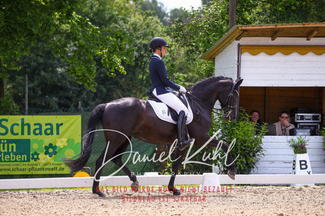 DKP41047 | Turnierfotos kaufen im Webshop von Daniel Kuhl Photography – entdecke professionelle Reitsportfotos aus Turnieren & Events. Hochwertige Turnierbilder online bestellen & sichern. Jetzt Fotos von Reitsportturnieren kaufen!