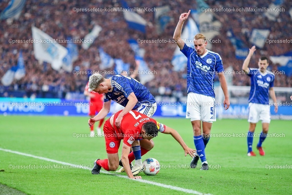 S0413092501221 | 13.09.2025, Fußball, FC Schalke 04 - Holstein Kiel, 5.Spieltag, 2. Fußball Bundesliga, Veltins-Arena Gelsenkirchen, Saison 2025 2026: Steven Skrzybski (Holstein Kiel #07) im Zweikampf gegen  Finn Porath (Schalke04 #27) und Timo Becker (Schalke04 #05) DFB regulations prohibit any use of photographs as image sequences and or quasi-video.