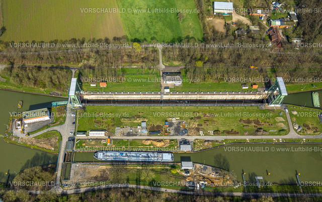 Huenxe240309984 | Luftbild, Schleuse Hünxe am Wesel-Datteln-Kanal mit Frachtschiff, Hünxe, Nordrhein-Westfalen, Deutschland