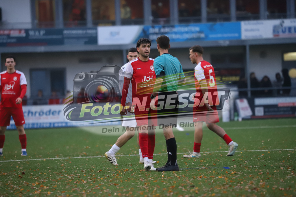 FC RW Kirchlengern - FC Lübbecke | Auf dem Bild zu sehen: rot FC RW Kirchlengern: Altan Dincdemir ; Schiedsrichter: Frederik WübbeltFC RW Kirchlengern, FC Lübbecke, Saison 25/26, Landesliga, Kirchlengern, Deutschland - Realisiert mit Pictrs.com