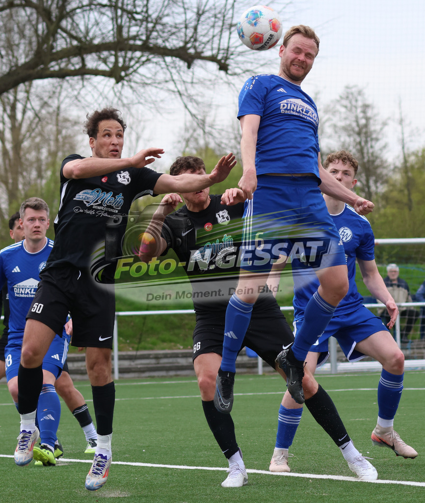 SV Enger-Westerenger - TSV Löhne | Auf dem Bild zu sehen: blau SV Enger-Westerenger: Andre Beckmann ; schwarz TSV Löhne: Yazid HeddadSV Enger-Westerenger, TSV Löhne, Saison 25/26, Kreisliga A, Enger, Deutschland - Realisiert mit Pictrs.com