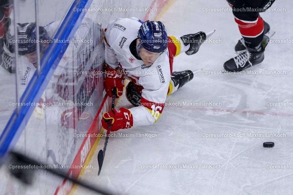 KEC16022501019 | 16.02.2025, Eishockey, DEL, Kölner Haie - Düsseldorfer EG, Lanxess-Arena Köln: Kyle Cumiskey (DEG #16) spielt den Puck im Fallen