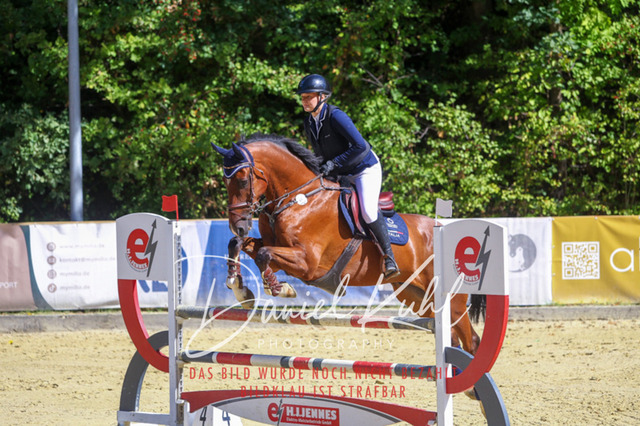 DKP43148 | Deine Turnierfotos vom Reitturnier online kaufen: Dressur, Springen & Siegerehrung. Professionelle Pferdefotografie aus dem Rheinland – als Download & Print.Alternative: Turnierfotograf für den Pferdesport: Finde deine Fotos von Dressur- und Springturnier