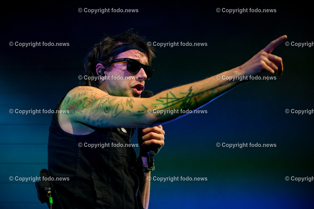 Posthof_ Turbobier_ Konzert_ 15.03.2024-67 | 15.03.2024, Linz, AUT, Posthof, Konzert Turbobier, im Bild Marco Pogo alias Dominik Wlazny (Saenger, Konzepter und Songwriter,  Gitarrist der oesterreichischen Punk-Rock-Band Turbobier, weiters Politiker der Bierpartei, Bezirksrat in Wien Simmering, Praesidentschaftskandidat, Arzt, Mediziner)