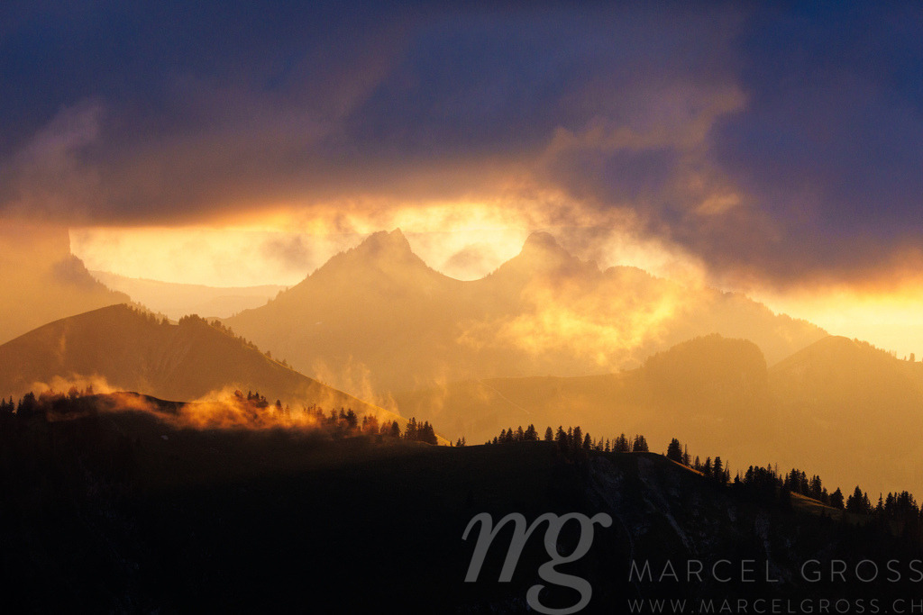 dramatic sunset with clouds in the Alpine foothills of Fribourg | Die ideale Geschenkidee für Naturliebhaber. Naturbilder von Marcel Gross Photography für ihr Zuhause in den verschiedensten Formaten und Materialien. - Realisiert mit Pictrs.com