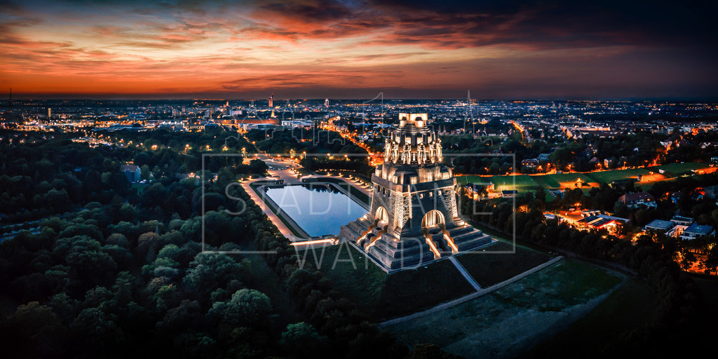 völkerschlachtdenkmal-blaue-stunde (1) | Hochwertige Drucke aus deiner Stadt. Ob auf Leinwand, Acrlylglas, Alu-Dibond, Gallery Print als Poster oder Tapete. Wir zeigen dir deine Stadt von seiner schönsten Seite. 