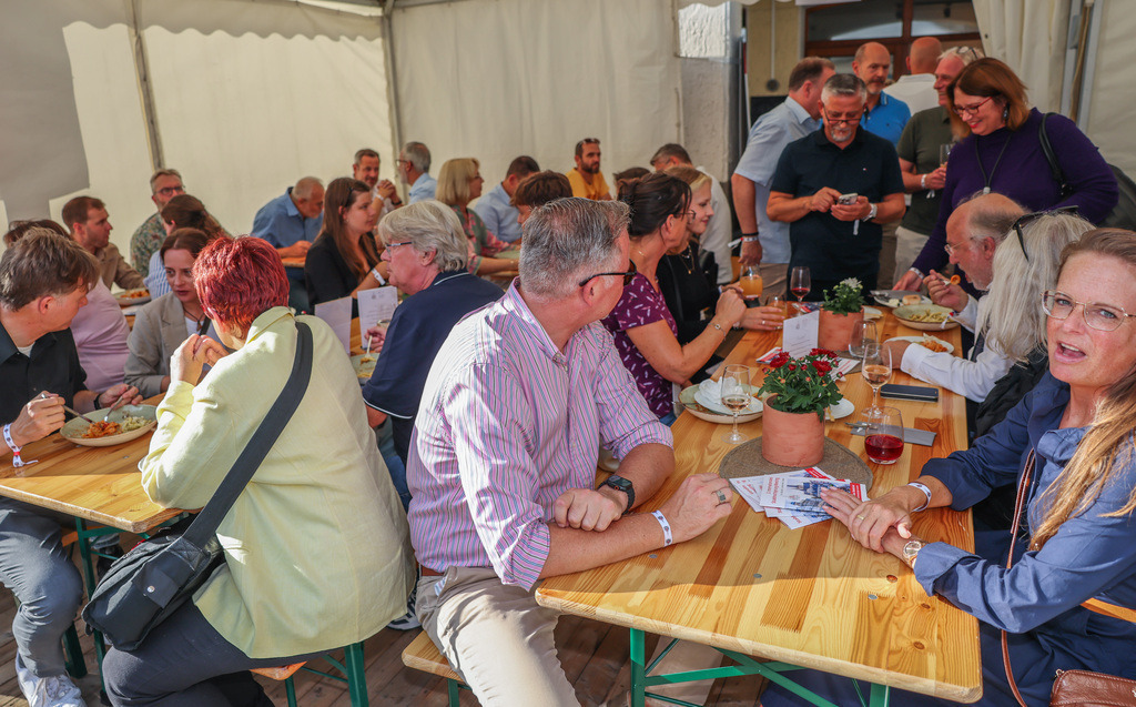 top-top.de-250828-092 | Foto, Video, Fotografie, Videografie, Fotobox, DJ, Discjockey, Musik, Musikbox, Veranstaltung, Photobooth, Amazon, Ebay, Buchtipp, Bestseller, Autor, Verlag, Buch, Wesel, Hamminkeln, NRW, Dinslaken, Rees, Drohne, Hochzeit, Party, Fotobox, Wesel, Fotograf