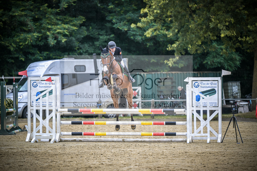 DOS_3443 | Entdecke hochwertige Reitturnierfotos von Foto Oger. Professionell, emotional und authentisch – jetzt Lieblingsmomente im Shop bestellen.Deutschlandweite Turnierfotografie. - Realisiert mit Pictrs.com