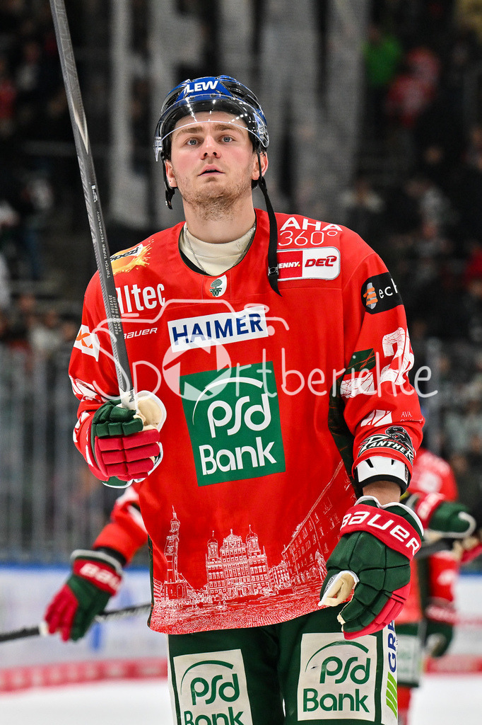 Augsburger Panther - Nürnberg Ice Tigers | AUGSBURG, GERMANY - 28. NOVEMBER: die Spieler der Augsburger Panther fahren mit hängenden Köpfen nach dern Niederlage gegen Nürnberg vom Eis - Alexander BLANK (Augsburger Panther 26) beim Ligaspiel zwischen den Augsburger Panthern und den Nürnberg Ice Tigers am 23. Spieltag der Penny DEL im Curt Frenzel Stadion