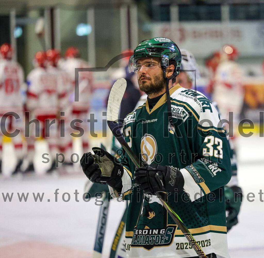 2025-09-12_203_TSV_Erding_gegen_EV_Landshut | Erding, Deutschland, 12.09.2025:Eishockey, Oberliga Süd 2025 / 2026, Testspiel, TSV Erding gegen EV Landshut, Endergebnis: 4:6Marc Schmidpeter (Erding Gladiators, #33)Foto: Christian Riedel / fotografie-riedel.net