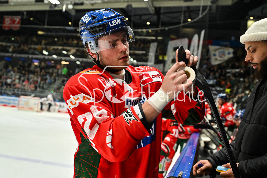 Augsburger Panther - Iserlohn Roosters | AUGSBURG, GERMANY - 06. JANUARY: im Bild Alexander BLANK (Augsburger Panther 26) beim präparieren seines Schlägers / Einzelfoto / Freisteller während dem Match zwischen den Augsburger Panthern und den Iserlohn Roosters am 37. Spieltag der Penny DEL im Curt Frenzel Stadion