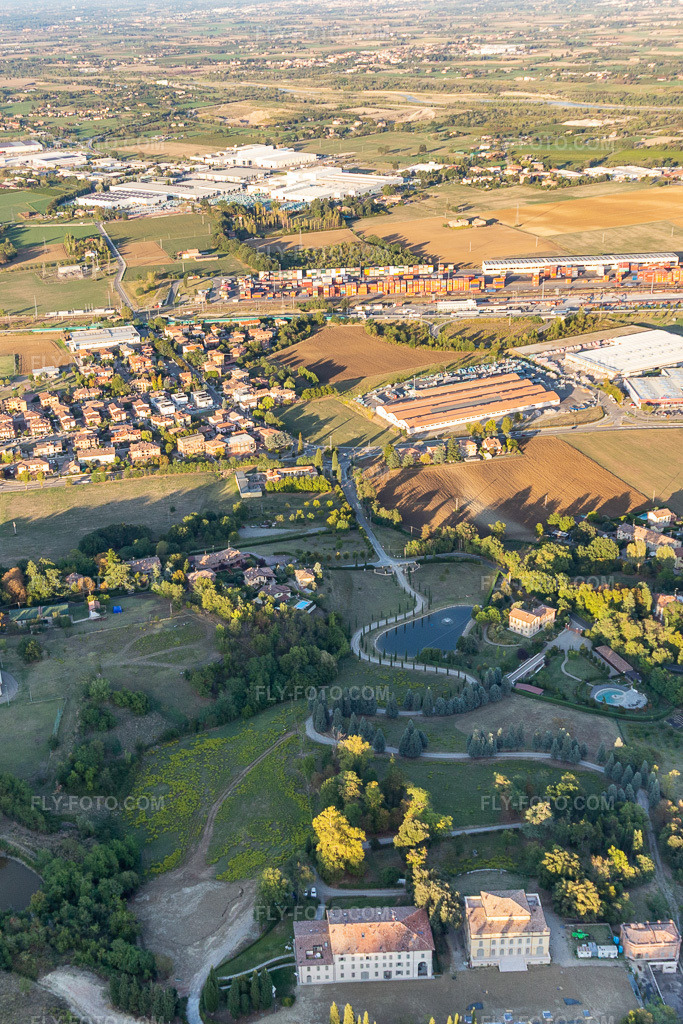 Aerial view: Scalo Ferroviario Dinazzano PO in the district Veggia-Villalunga in Casalgrande in the state Reggio Emilia, Italy. – Photo: IMG_134673.jpg taken on 09/19/2022 by Werner Riehm/FLY-FOTO.com – Resolution of the original: 2102 x 3153 px – Dinazzano Po - Scalo Ferroviario e Piattaforma Logistica