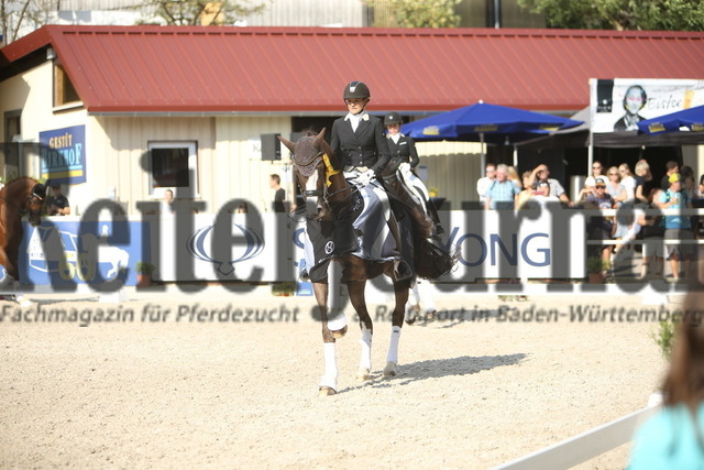 Birkhof_2022_GrandPrixSpecial_Siegerehrung_GrandPrixSpecial (47) | Alle Fotos der Reiterjournal Fotografin Doris Matthaes im Reiterjournal Online-Fotoshop. - Realisiert mit Pictrs.com