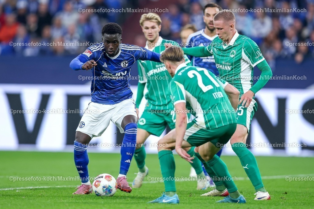 S0426092501122 | 25.09.2025, Fußball, FC Schalke 04 - SpVgg Greuther Fürth, 7.Spieltag, 2. Fußball Bundesliga, Veltins-Arena Gelsenkirchen, Saison 2025 2026: Christian Pierre Louis Gomis (Schalke04 #07)im Zweikampf gegen  Noah König&nbsp;(Greuther Fürth #17) Brynjar Ingi Bjarnason&nbsp;(Greuther Fürth #25) Luca Itter&nbsp;(Greuther Fürth #27) DFB regulations prohibit any use of photographs as image sequences and or quasi-video.