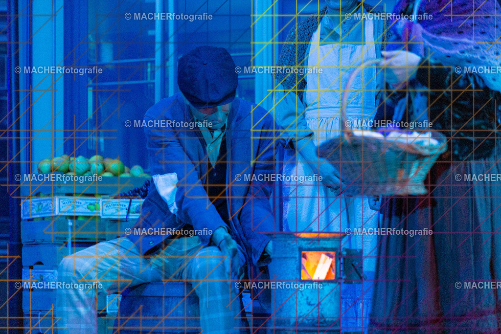 045_MFL-2025 | Portraitbilder von Regisseur; Darsteller; Techniker; Maske; Kostüme; Chor; Musiker; Bilderserie der Generalprobe und der Premierenvorstellung, Szenenbilder; Ausdrucksstudien; Bühnenüberblick; Bühnenkulissen; Pressefotos inkl. Redaktionsfoto Darstellergruppe.