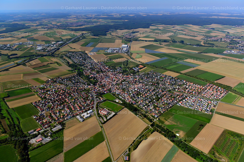 3650210 | KüRNACH 31.08.2016 Stadtgebiet mit Außenbezirken und Innenstadtbereich am Rand von landwirtschaftlichen Feldern und Ackerflächen in Kürnach im Bundesland Bayern, Deutschland // Urban area with outskirts and inner city area on the edge of agricultural fields and arable land in Kürnach in the state Bavaria, Germany Foto: Gerhard Launer