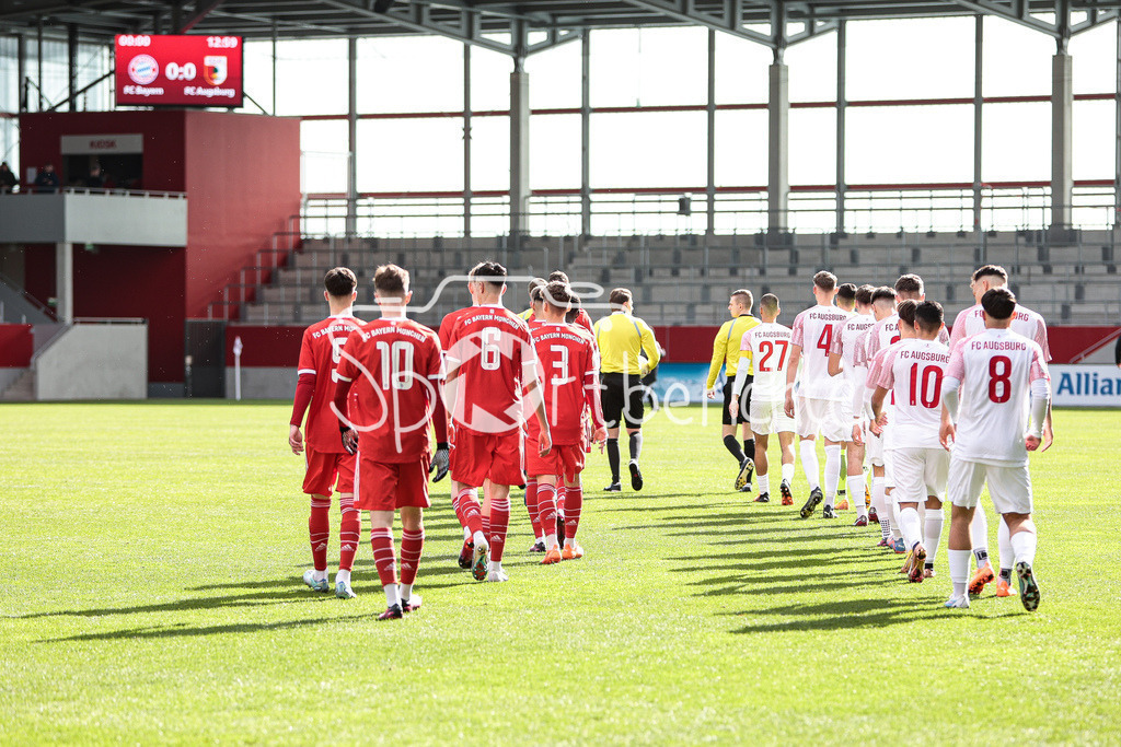 FC Bayern Muenchen U19 - FC Augsburg U19 | Die beiden Teams laufen zusammen ein