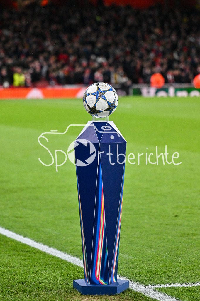 Arsenal FC - FC Bayern München | LONDON, ENGLAND - 26. NOVEMBER: im Bild der ADIDAS Spielball der Partie / Symbolbild beim Ligaspiel zwischen Arsenal London und dem FC Bayern München am 5. Spieltag der UEFA Champions League im Emirates Stadium am 26.11.2025