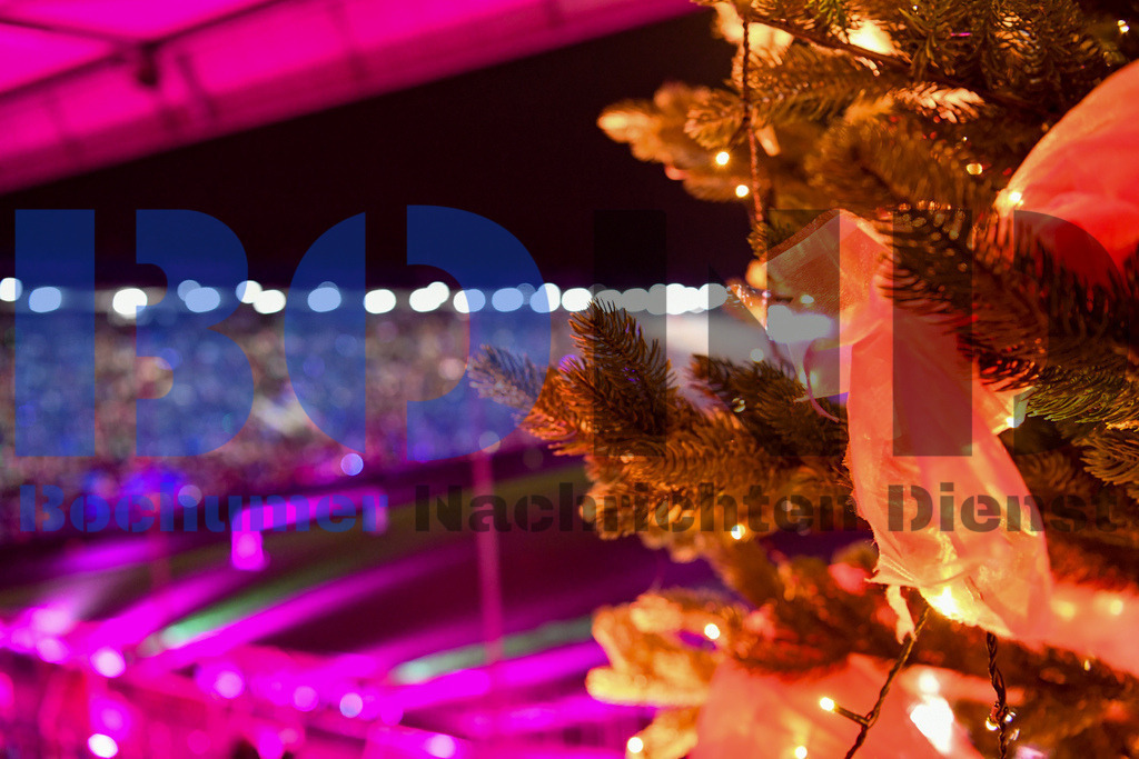 Weihnachtssingen im Stadion | {headline}



(Foto: Christian Schnaubelt / BOND)

 - Realisiert mit Pictrs.com