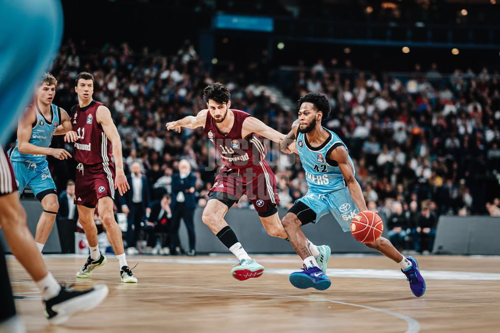 Basketball | Männer | Saison 2023/2024 | easyCredit Basketball Bundesliga | Veolia Towers Hamburg vs. FC Bayern München | 26.03.2024 | Aljami Durham (#42, Veolia Towers Hamburg) zieht vorbei an Leondro Bolmaro (#10, FC Bayern Basketball)