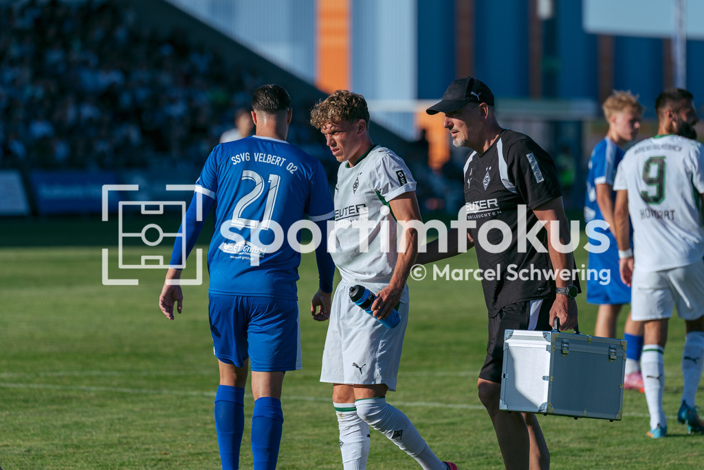 SSVg Velbert 02 – Borussia Mönchengladbach | Robin Hack (Borussia Mönchengladbach) nach einer Verletzung. Testspiel zwischen der SSVg Velbert 02 und Borussia Mönchengladbach in Velbert, 12.08.2026. Endstand: 0:8. sportimfokus / Marcel Schwering - Realisiert mit Pictrs.com