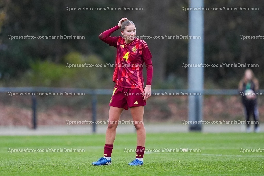 xYDRx02122501041 | 02.11.2025, xydrx, Fußball, Länderspiel, EM-Qualifikation U19-Frauen, Deutschland - Spanien, Sportschule Wedau: Lina Szaraz (GER #4) DFB regulations prohibit any use of photographs as image sequences and or quasi-video.Photo: xYannisxDreimannxPressefotoKochx