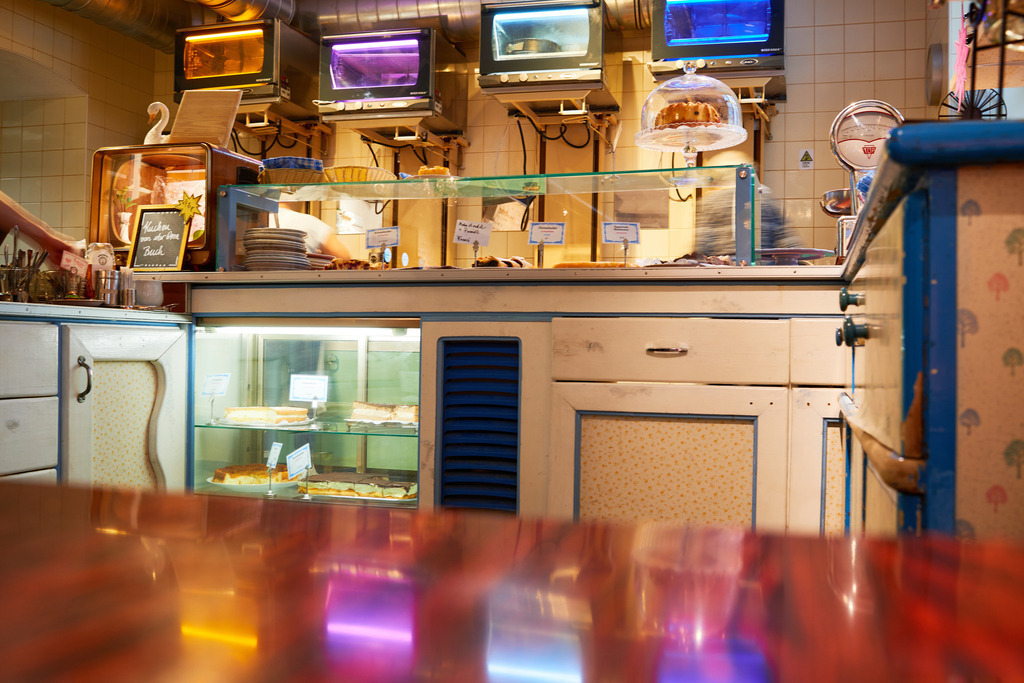 Cafe Vollpension in der Schleifmühlgasse | Wien, Austria - January 24, 2019: Cafe Vollpension in der Schleifmühlgasse, Blick auf die Kuchentheke und Backofen. - Realisiert mit Pictrs.com