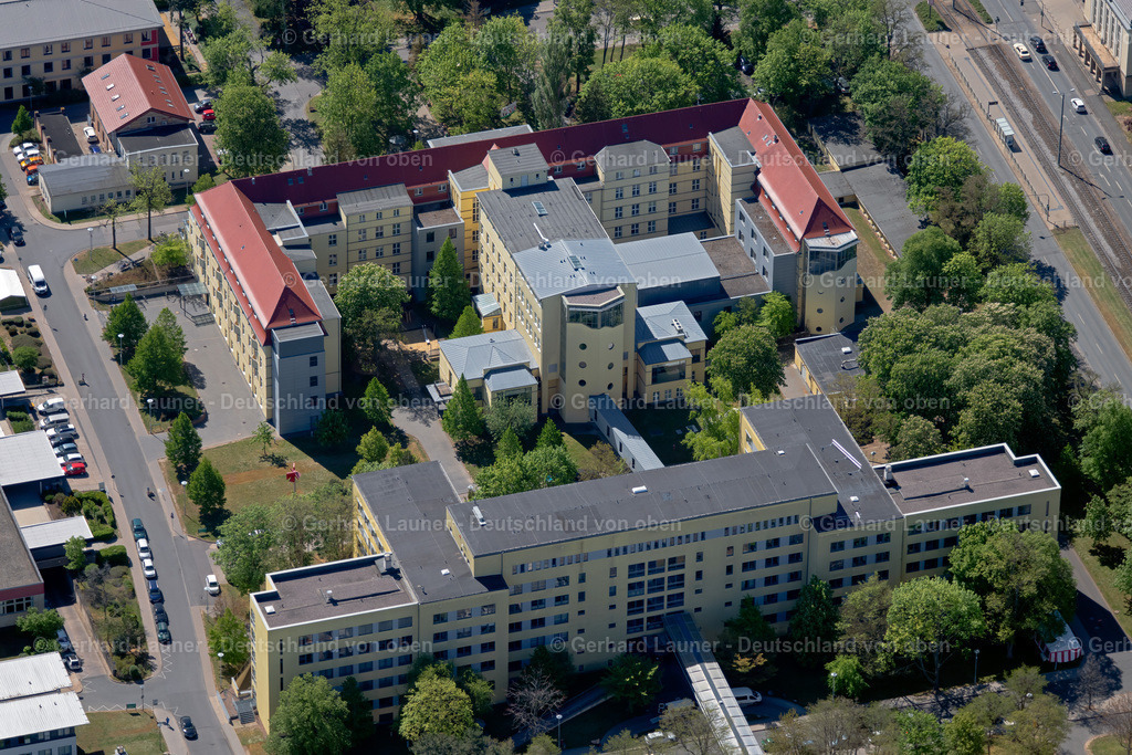 4026727 | ERFURT 07.05.2020 Sicherheitsumzäunung am Gelände der Forensik - Psychiatrie des "Helios Klinikum Erfurt" an der Nordhäuser Straße im Ortsteil Andreasvorstadt in Erfurt im Bundesland Thüringen, Deutschland. Weiterführende Informationen bei: HELIOS Kliniken GmbH. // Security fencing on the grounds of forensics - psychiatry of "Helios Klinikum Erfurt" on Nordhaeuser Strasse in the district Andreasvorstadt in Erfurt in the state Thuringia, Germany. Further information at: HELIOS Kliniken GmbH. Foto: Gerhard Launer