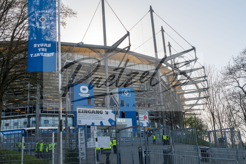 HSVSCF20220419_186 | Fussball, Herren: . Aussenansicht beim DFB-Pokal-Halbfinalspiel zwischen Hamburger SV und SC Freiburg im Volksparkstadion am 19.04.2022 in Hamburg, Deutschland.DFB / DFL REGULATIONS PROHIBIT ANY USE OF PHOTOGRAPHS AS IMAGE SEQUENCES AND/OR QUASI-VIDEO. - Realisiert mit Pictrs.com