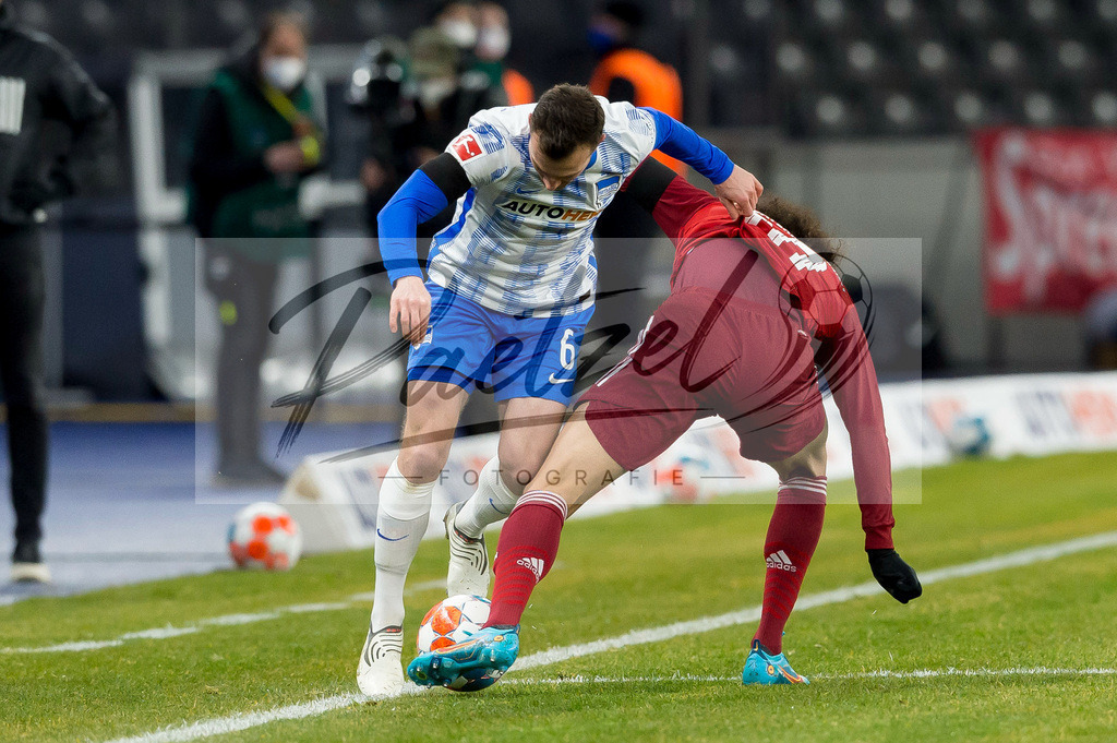 BSCFCB20220123_053 | Fussball, Herren: Vladimir Darida (Hertha BSC) und Leroy Sane (FC Bayern Muenchen) im Zweikampf bei dem Spiel der 1. Bundesliga zwischen Hertha BSC und FC Bayern Muenchen im Olypiastadion am 23.01.2022 in Berlin, Deutschland.DFB / DFL REGULATIONS PROHIBIT ANY USE OF PHOTOGRAPHS AS IMAGE SEQUENCES AND/OR QUASI-VIDEO. - Realisiert mit Pictrs.com