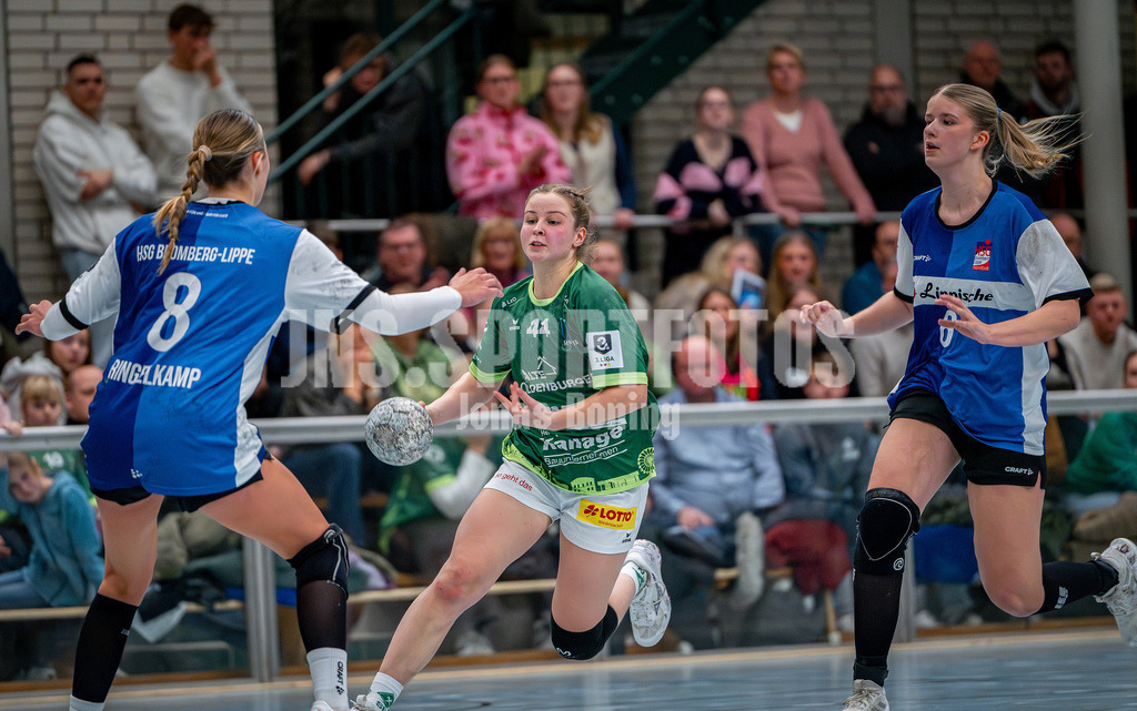 Handball I Frauen I Saison 2025-2026 I 3. Liga Staffel Nord I 10. Spieltag I SC SFN Vechta - HSG Blomberg-Lippe II I 0706 | Durch die Lücke. v.l Leni Ringelkamp (8, HSG Blomberg-Lippe II), Maya Janßen (44, SC SFN Vechta) und Amy Hounshell (6, HSG Blomberg-Lippe II) - Realisiert mit Pictrs.com