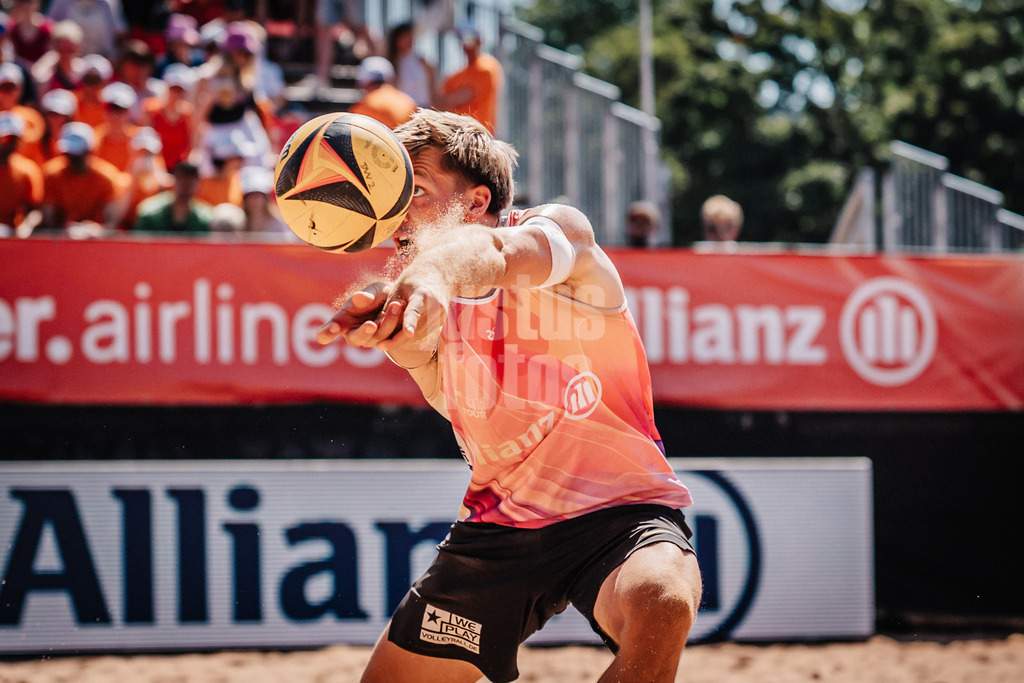 Beachvolleyball | Männer | Allianz German Beach Tour 2025 | Tourstop München | 05.07.2025 | Luis Kubo spielt den Ball