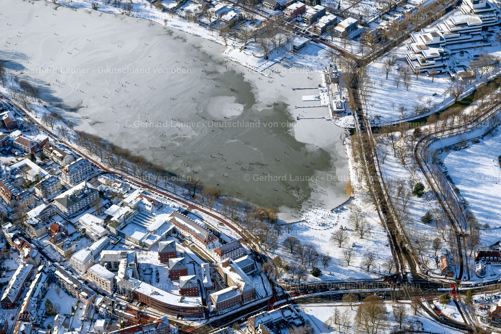 4043939 | MüNSTER 13.02.2021 Winterlich schneebedeckte Parkanlage am Aasee in Münster im Bundesland Nordrhein-Westfalen, Deutschland. // Wintry snowy park of on Aasee in Muenster in the state North Rhine-Westphalia, Germany. Foto: Gerhard Launer