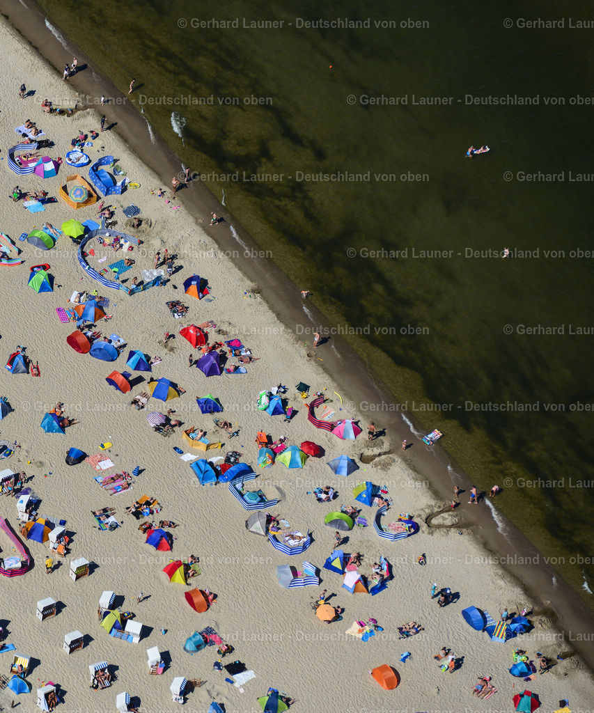 9300180 | KARLSHAGEN 25.08.2016 Strandkorb- Reihen am Sand- Strand im Küstenbereich der Ostsee in Karlshagen auf der Insel Usedom im Bundesland Mecklenburg-Vorpommern, Deutschland. // Beach chair on the sandy beach ranks in the coastal area of Baltic Sea in Karlshagen on the island of Usedom in the state Mecklenburg - Western Pomerania, Germany. Foto: Gerhard Launer