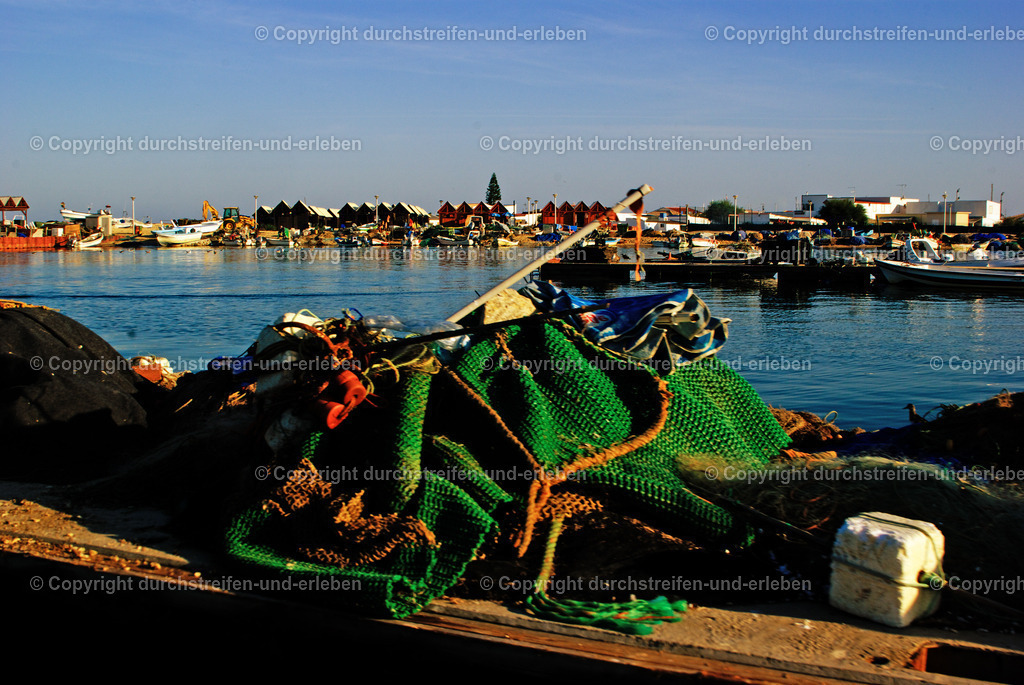 Traditionelle Fischerboote und Hütten im Hafen der Ilha da Culatra, Algarve | Traditionelle Fischerboote und Hütten im Hafen der Ilha da Culatra, Algarve - Realisiert mit Pictrs.com