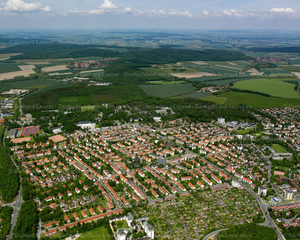 2638359 | GOSLAR 06.08.2006 Wohngebiet der Mehrfamilienhaussiedlung  in Goslar im Bundesland Niedersachsen, Deutschland // Residential area of the multi-family house settlement  in Goslar in the state Lower Saxony, Germany Foto: Gerhard Launer