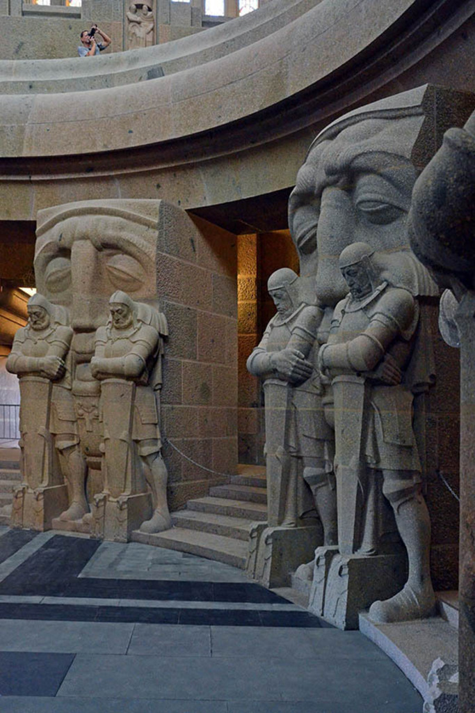 Foto: Leipzig - Völkerschlachtdenkmal - Krypta mit Totenwächtern | Das Team hinter BILDLEXIKON LEIPZIG bündelt historische wie aktuelle Informationen über die Stadt Leipzig in Text und Bild auf einer Plattform und stellt diese der interessierten Öffentlichkeit zur Verfügung.