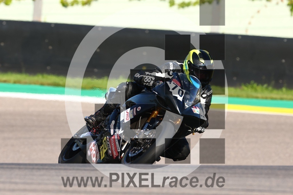 0070-20240820_03205 | Schöne Erinnerungen an spannende Momente - das festzuhalten ist unser Job. PIXELrace.de ist seit 2003 auf den Rennstrecken Europas unterwegs um die Action draußen beim Fahren und die wunderbare Stimmung imm Fahrerlager für euch einzufangen.