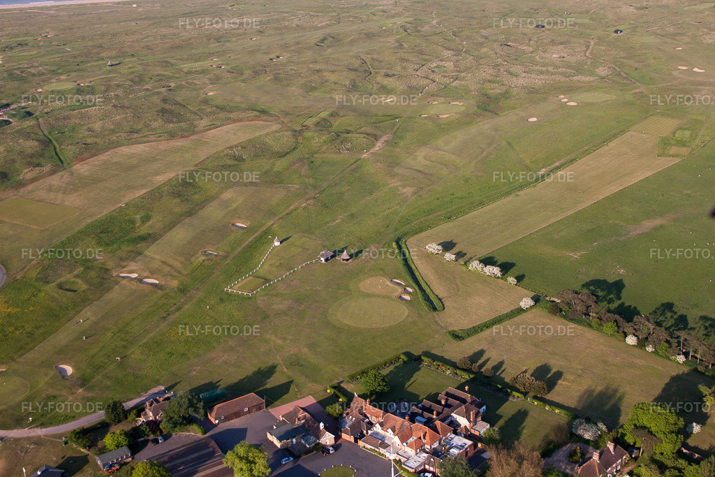Luftbild: Dorfkern an den Fluß- Uferbereichen der Mosel in Grand Est in Rettel im Bundesland Moselle in Frankreich. Foto: IMG_50667.jpg vom 27.05.2012 durch Werner Riehm/FLY-FOTO.de